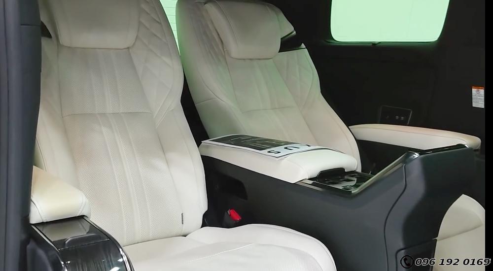 Lexus LM300h 4 ghế nội thất đen sang trọng